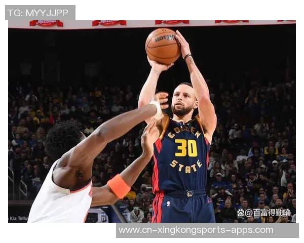 库里半场表现亮眼砍下15分5板4助助力球队取得领先 库里半场表现亮眼砍下15分5板4助助力球队取得领先