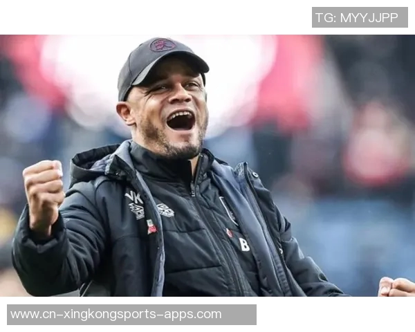 拜仁工作人员清除积雪保障球队训练孔帕尼亲自致谢合影留念